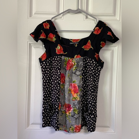 T4a- AIMEE D. Black Strawberry Floral Top - Picture 1 of 6